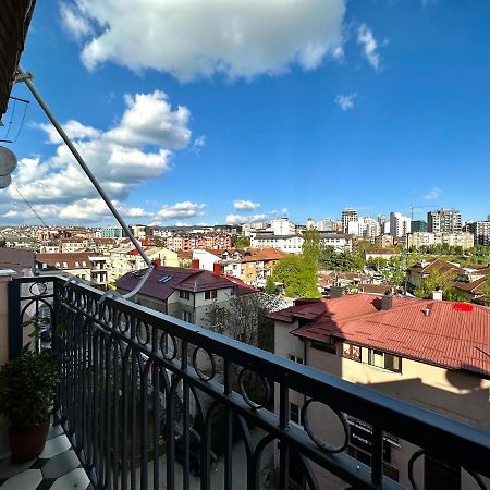 Yellowhouse Pristina Buitenkant foto