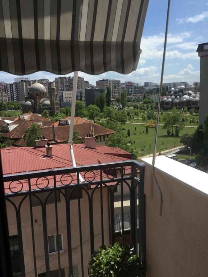 Yellowhouse Pristina Buitenkant foto