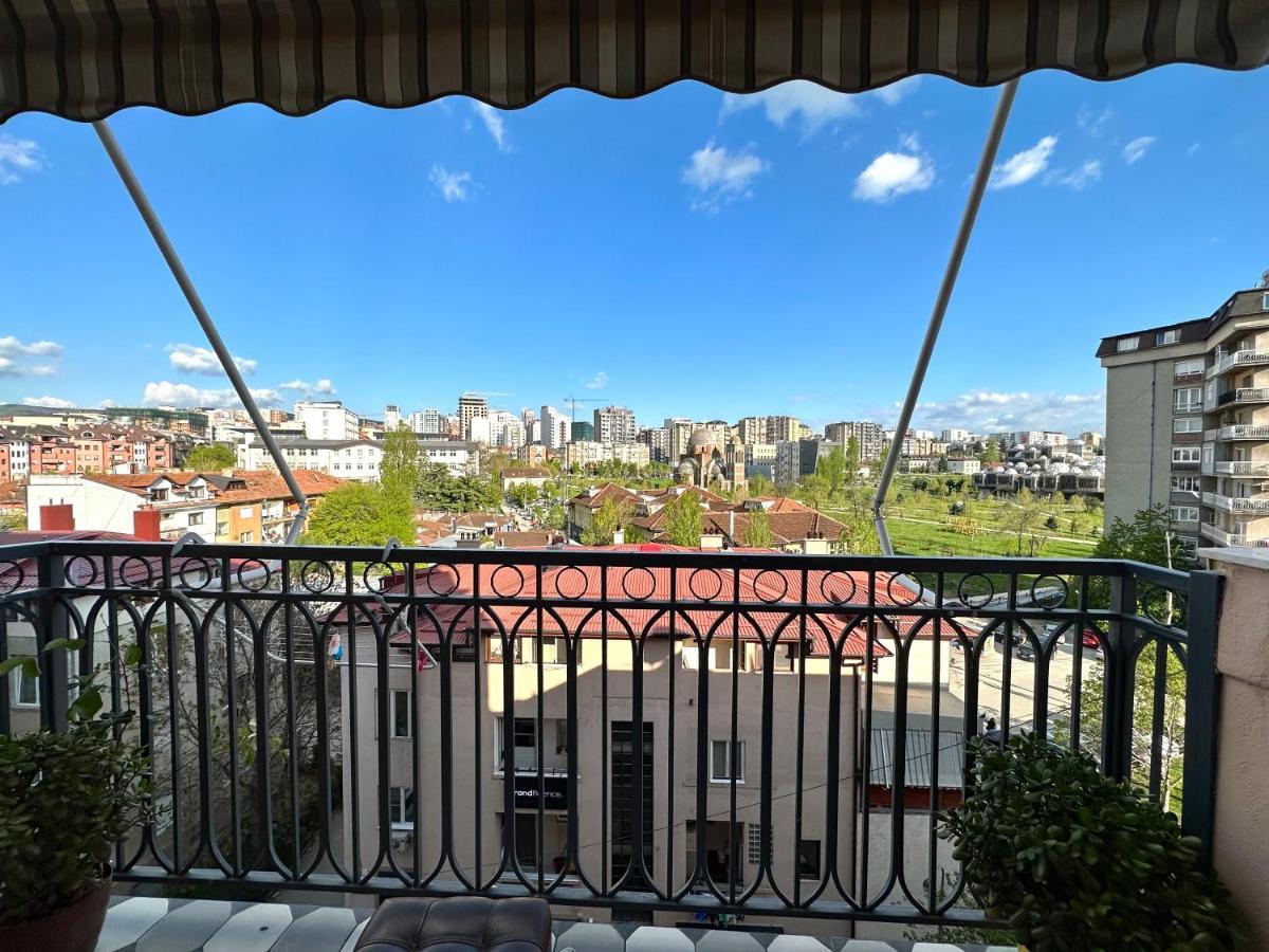 Yellowhouse Pristina Buitenkant foto