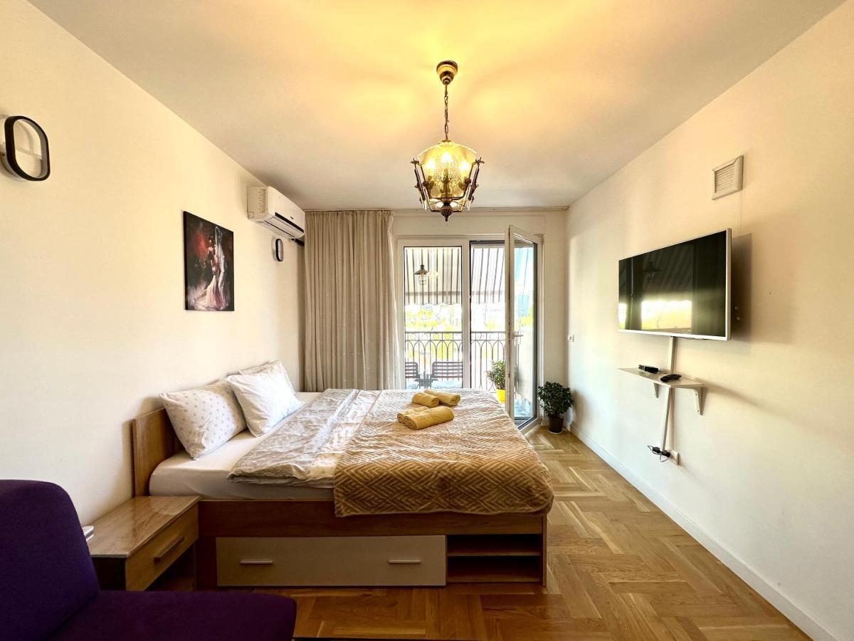 Yellowhouse Pristina Buitenkant foto