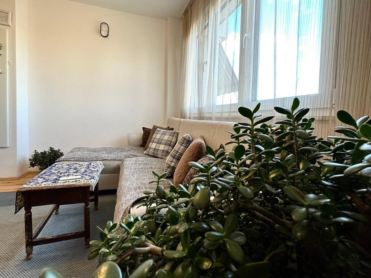 Yellowhouse Pristina Buitenkant foto