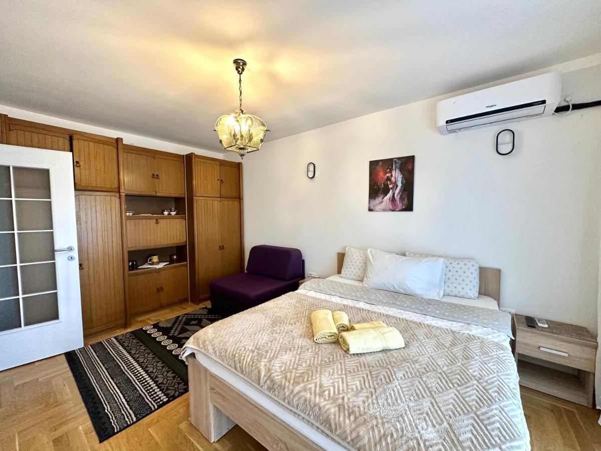 Yellowhouse Pristina Buitenkant foto