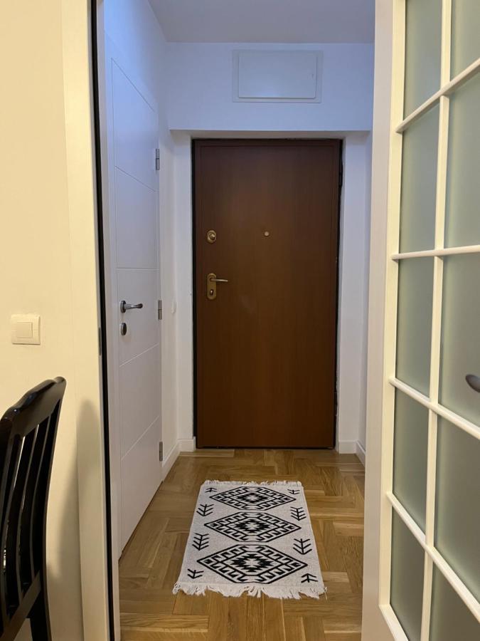 Yellowhouse Pristina Buitenkant foto