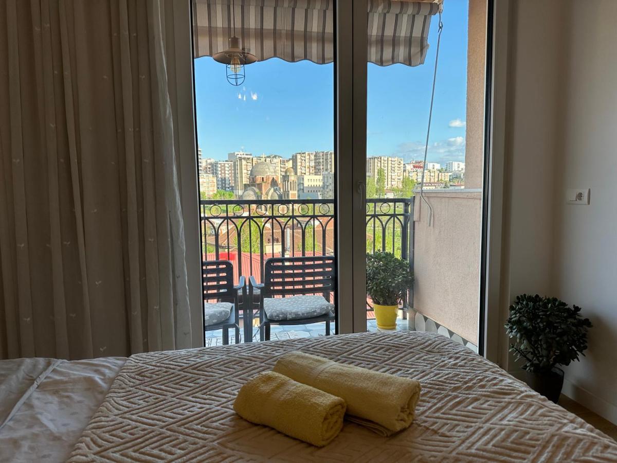 Yellowhouse Pristina Buitenkant foto