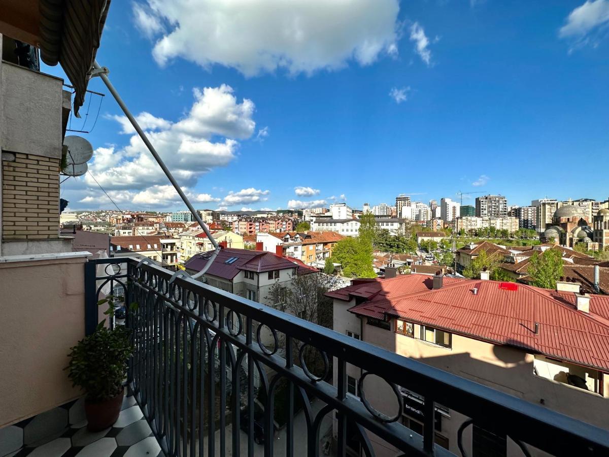 Yellowhouse Pristina Buitenkant foto