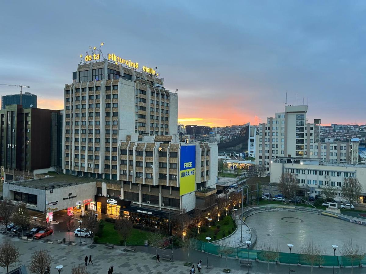 Yellowhouse Pristina Buitenkant foto