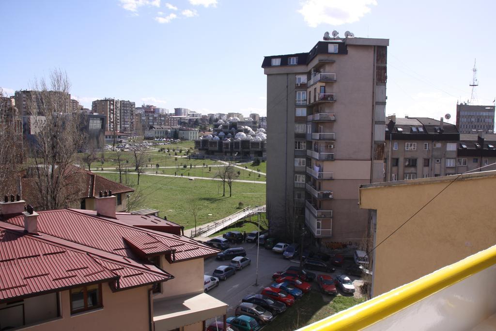 Yellowhouse Pristina Buitenkant foto